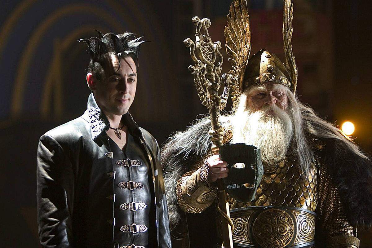 Heiterer und weit seichter ging es da in "Die Maske 2 - Die nächste Generation" (2005) zu, in der Hoskins den nordischen Gott Odin spielte und Alan Cumming seinen Sohn Loki.