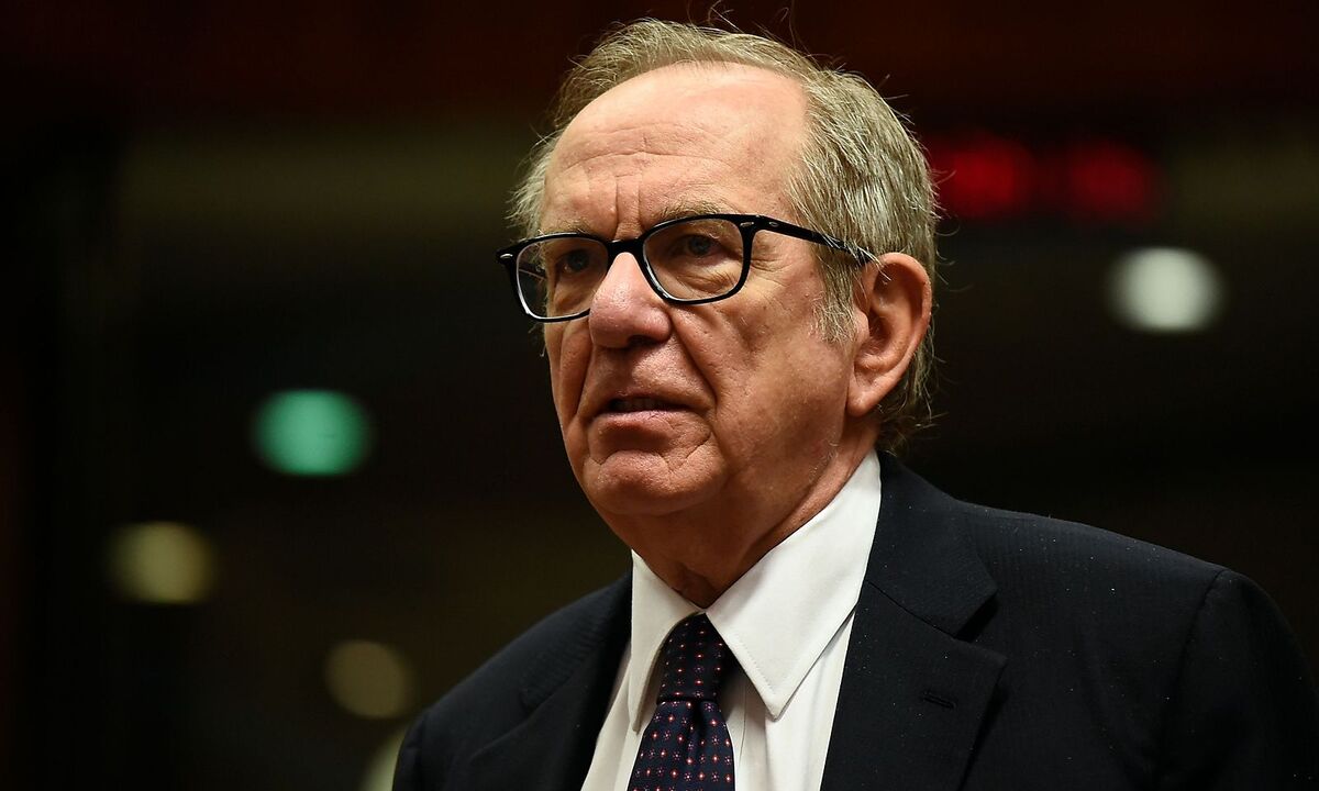 36 Prozent der Parlamentssitze werden nach dem Mehrheitswahlrecht in Einmann-Wahlkreisen vergeben. Der Bewerber mit mehr Stimmen gewinnt. Dies zwingt die Kandidaten zu einer intensiven Kampagne im eigenen Wahlkreis, um die Wählerstimmen zu erobern. Ein Wirtschaftsexperte der ausländerfeindlichen Lega, Claudio Borghi, fordert Finanzminister Pier Carlo Padoan (im Bild) in Siena heraus. Thema des Wahlduells ist die Flat Tax, die Einheitssteuer, die die Lega zur Ankurbelung der Wirtschaft einführen will und die für Padoan eine Zeitbombe für die Stabilität des italienischen Budgets ist.