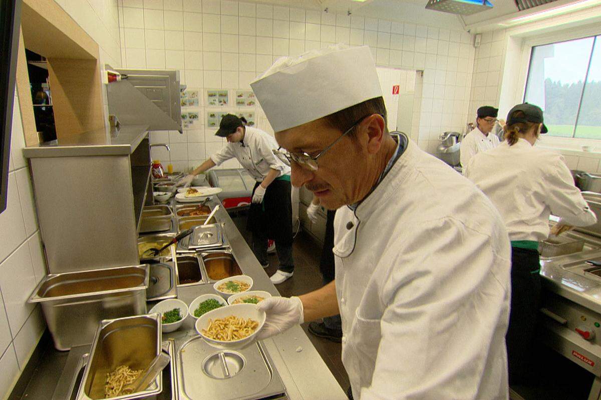 In Kärntnen arbeitet Denner in einem Merkur-Restaurant mit und bemerkt, dass die Arbeitsflächen zu klein sind. Das will er ändern.