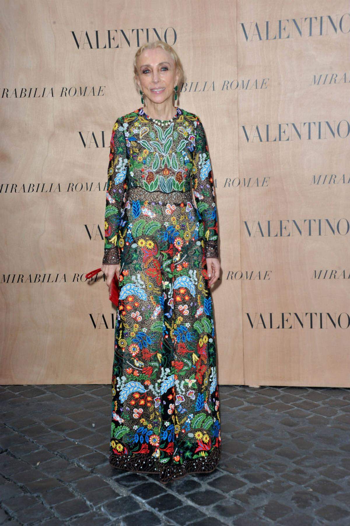 Die Chefredakteurin der italienischen Vogue, Franca Sozzani, ließ sich in einem Blumenkleid sehen.