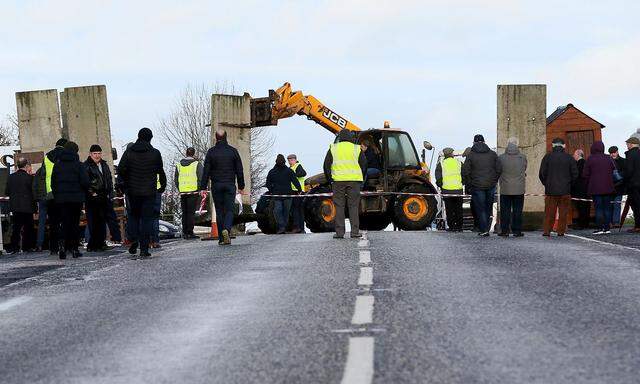 Brexit-Gegner bauten eine Mauer an einem Straßenabschnitt um auf mögliche Konsequenzen eines Brexits aufmerksam zu machen.