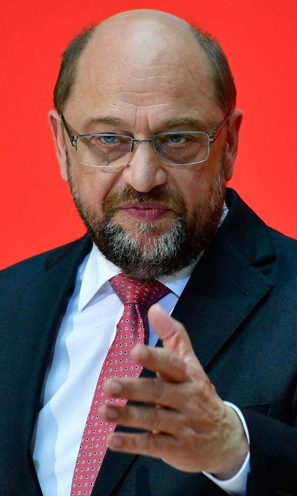 Bei der Bundestagswahl im September erlitten die deutschen Sozialdemokraten eine Schmach. Sie erlebten unter Martin Schulz mit gut 20 Prozent ihr schlechtestes Wahlergebnis seit Kriegsende. Ihr Abstieg begann in den 1980er Jahren, als sich die Grünen gründeten, die eine Menge enttäuschter Sympathisanten von der SPD abzogen, und setzte sich nach der Wiedervereinigung mit der Linkspartei fort. Die Themen, die Strukturen, die Dauerfehden, das Spitzenpersonal, alles schreit irgendwie nach Erneuerung. Die SPD tröstet sich nach ihrem Wahldebakel, dass sie als Opposition wieder relevanter werden wird. Seit Ankündigung des Schrittes gehen ihre Umfragewerte leicht nach oben. Die SPD wird sich wohl aber erst so richtig wieder finden, wenn Angela Merkel nicht mehr antritt.