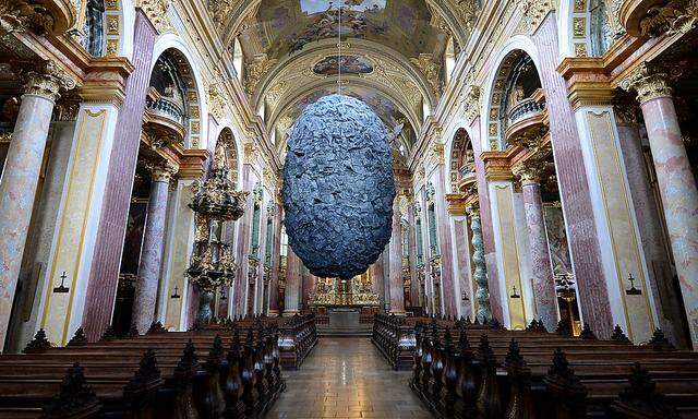 SCHWEBENDER 'FELSBROCKEN' IN JESUITENKIRCHE