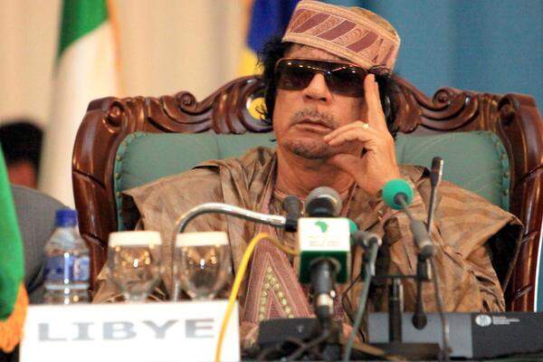 Pikante Details werden über Libyens Machthaber Muammar Al- Gaddafi bekannt: So soll der umstrittene Staatschef vollkommen abhängig von seinem ihm umgebenden Netzwerk aus Vertrauten sein. Den Dokumenten zufolge hat er außerdem Angst davor, übers Wasser zu fliegen, und geht ohnehin nie ohne eine ganz bestimmte "üppige" blonde Krankenschwester aus der Ukraine auf Reisen.