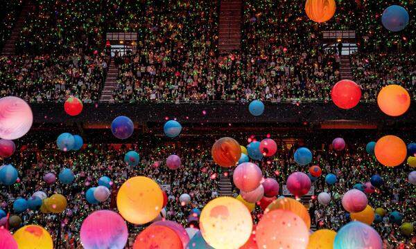 Auf der „Spheres World Tour“ von Coldplay gibt es riesige bunte Bälle für das Publikum 