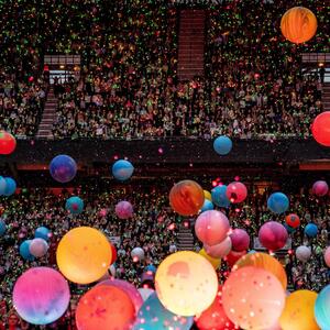 Auf der „Spheres World Tour“ von Coldplay gibt es riesige bunte Bälle für das Publikum 