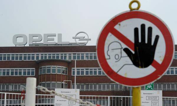 2011 wird Opel in eine AG umgewandelt. Das Unternehmen leitet nach jahrelanger Krise die Wende ein. Die Rüsselsheimer legen mit einem Sparprogramm die Grundlage für massive Investitionen der US-Mutter GM in neue Modelle der Europa-Tochter. Doch Opel kommt nicht auf die Beine. 2014 wird das Werk in Bochum geschlossen.