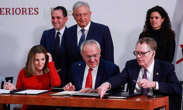 Kanadas Viza-Premierministerin Chrystia Freeland, der mexikanische Präsident Andres Manuel Lopez Obrador und der US-Handelsminister Robert Lighthizer unterzeichneten das neue USMCA-Abkommen.