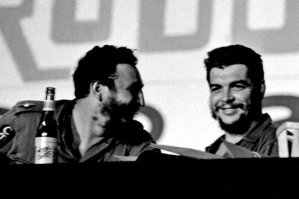 Zwei Jahre später wird Castro begnadigt und flieht nach Mexiko. Es kommt zu einer schicksalhaften Begegnung: Castro trifft den argentinischen Arzt Ernesto „Che“ Guevara (im Bild rechts). Gemeinsam mit 80 weiteren Kämpfern segeln sie Ende 1956 auf der Yacht „Granma“ nach Kuba, um erneut die Revolution zu wagen.