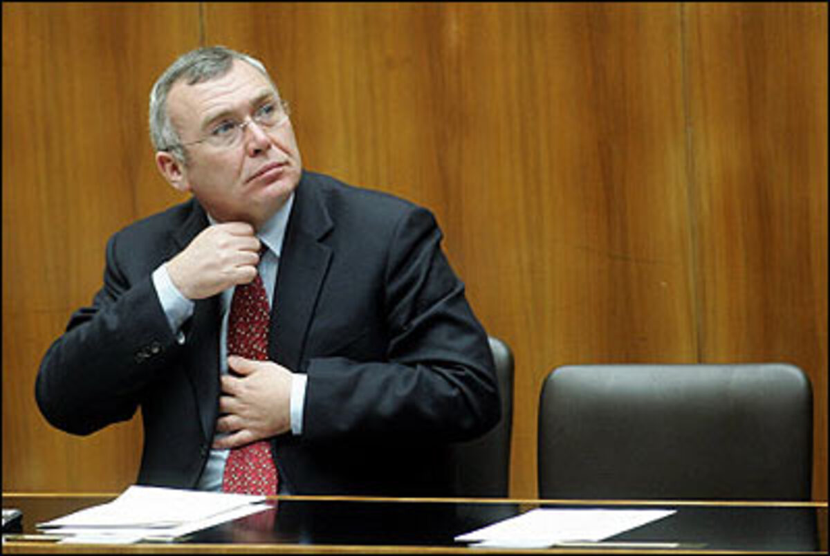 Die Wortmeldung von Alfred Gusenbauer fiel zurückhaltender aus: Er forderte Strache auf, im Sinne der Demokratie und Meinungsfreiheit solche Vergleiche künftig zu unterlassen. Gegenüber dem "Kurier" bezeichnete Gusenbauer Straches Erklärung später aber als "nicht ausreichend": "Strache hat gestern (Montag, Anm.) die Gelegenheit versäumt, sich davon zu distanzieren."