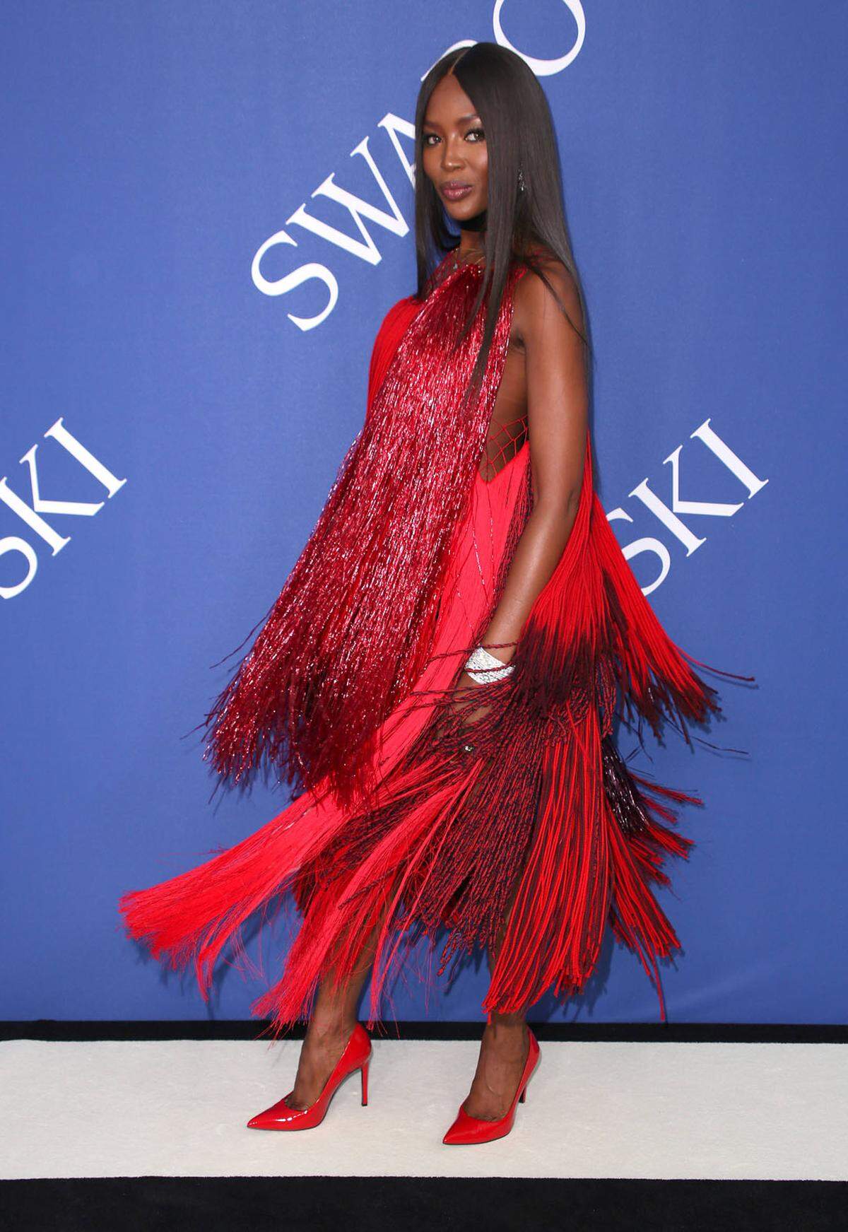 Naomi Campbell, die als "Fashion Icon" zur Veranstaltung kam, stellte im roten Fransenkleid von Calvin Klein sicher, nicht übersehen zu werden.