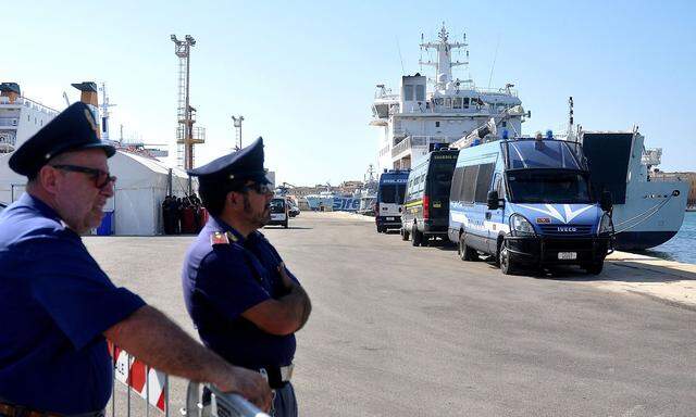 Polizisten in einem sizlianischen Hafen