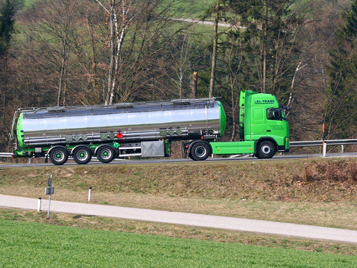 In Österreich erfolgt der Transport dann zum größten Teil per Tankwagen, also auf der Straße. Hohe Spritpreise werden oft damit begründet, dass der Transport über Bergstraßen in z.B. Tirol oder Vorarlberg sehr teuer ist.