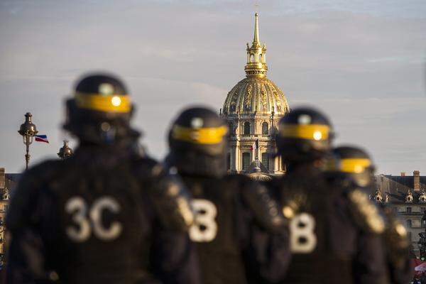 Hunderte Randalierer lieferten sich am Sonntagabend zwei Stunden lang auf dem Platz vor dem Invalidendom Auseinandersetzungen mit der Polizei.