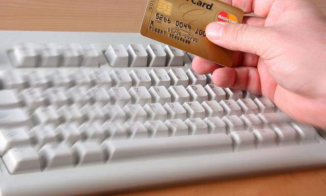 Tastatur und Kreditkarte - keyboard and a credit card