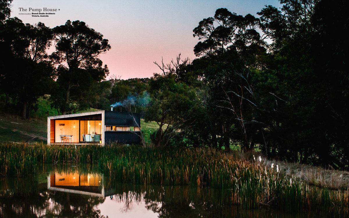 Architektonisch herausragende Hütten und Hide-Outs zeigt ein Bildband des Gestalten Verlags: Unprätentiöses Leben in der Wildnis bietet etwa das Pump House in Victoria, Australien. Die großen Glasflächen lassen die Sonne hinein, das schwarze Metall in Verbindung mit dem Holz soll Geborgenheit symbolisieren.(c) Branch Studio Architects \ Gestalten