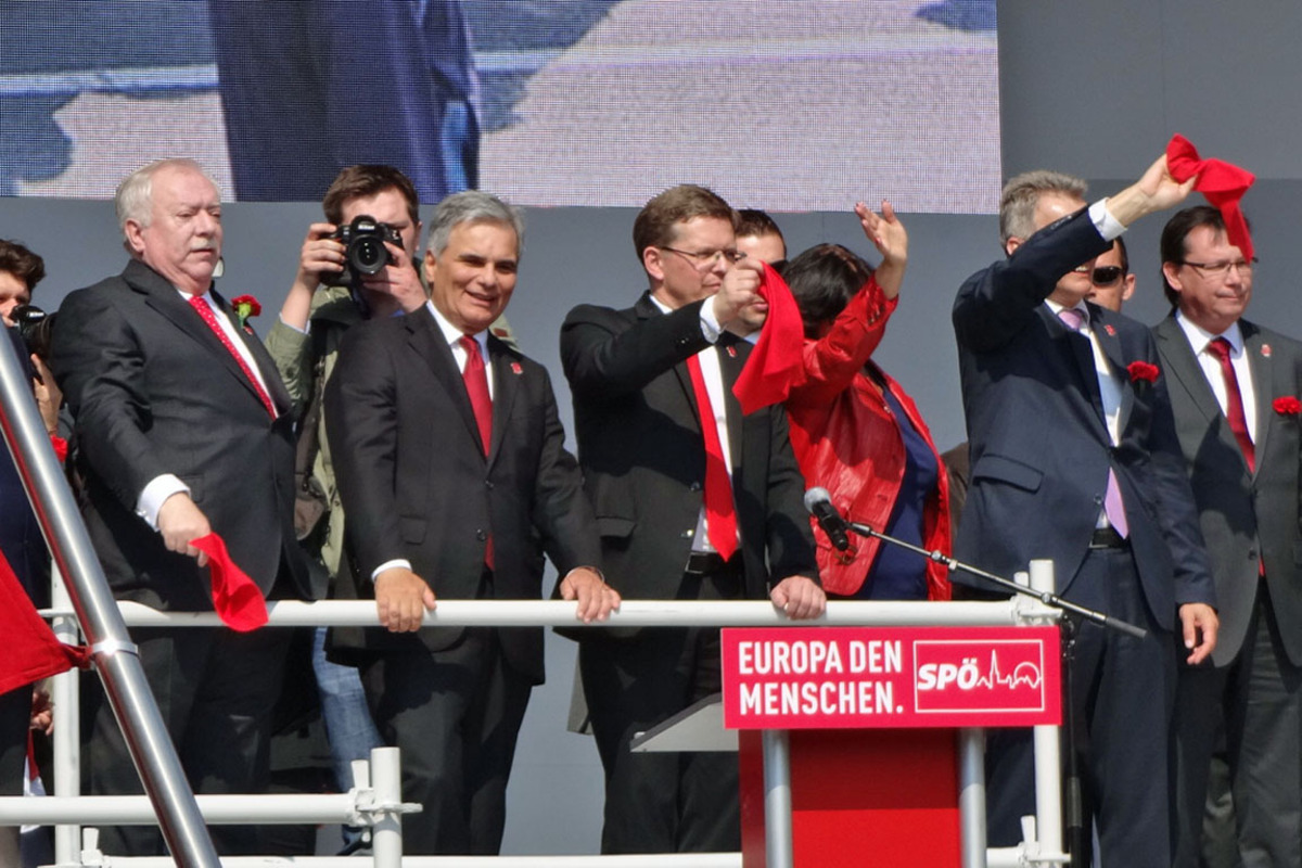 Dort angekommen werden die Marschierenden prominent empfangen: Bundeskanzler Werner Faymann, Wiens Bürgermeister Michael Häupl und Bundesgeschäftsführer Norbert Darabos stehen - je nach Belieben - mit roten Krawatten, roten Nelken und/oder roten Taschentüchern bereit.