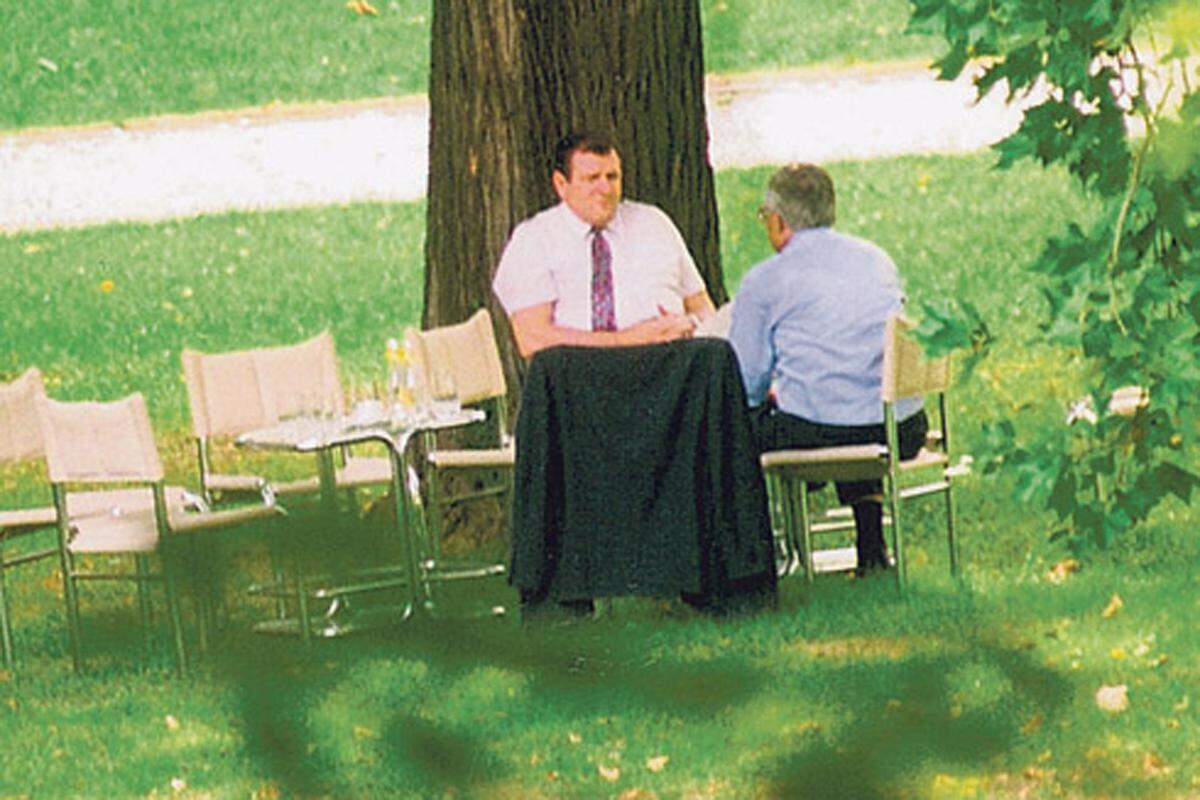 Nach dem Ende des Kommunismus bestand die Tschechoslowakei noch zwei Jahre weiter. Auf Betreiben tschechischer und slowakischer Politiker beschloss 1992 das Parlament - ohne Referenden abzuhalten - den friedlichen Zerfall des Landes in die Tschechische Republik und die Slowakei. 1991 löste sich auch die Sowjetunion - ohne großen Krieg - in ihre Bestandteile, die ehemaligen Sowjetrepubliken auf. Damals entstand auch der Staat Ukraine, der Gebiete wie die Krim - die auch in Russland Begehrlichkeiten weckten - mitnahm Bild: Der slowakische Regierungschef Vladimir Meciar und sein tschechischer Amtskollege Vaclav Klaus beraten 1992 in Brünn über die Teilung der Tschechoslowakei