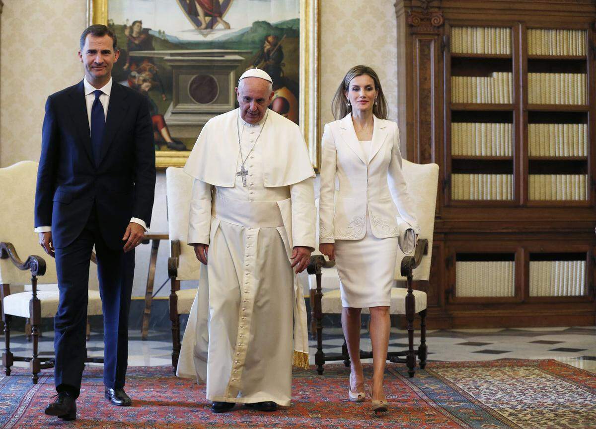 Wichtig ist vor allem wie bei Besuchen in katholischen Kirchen auch: Auf keinen Fall zu grell und zu sexy - und immer die Schultern bedecken. Hier im Bild: Letizia von Spanien Ton in Ton mit dem Gastgeber. 