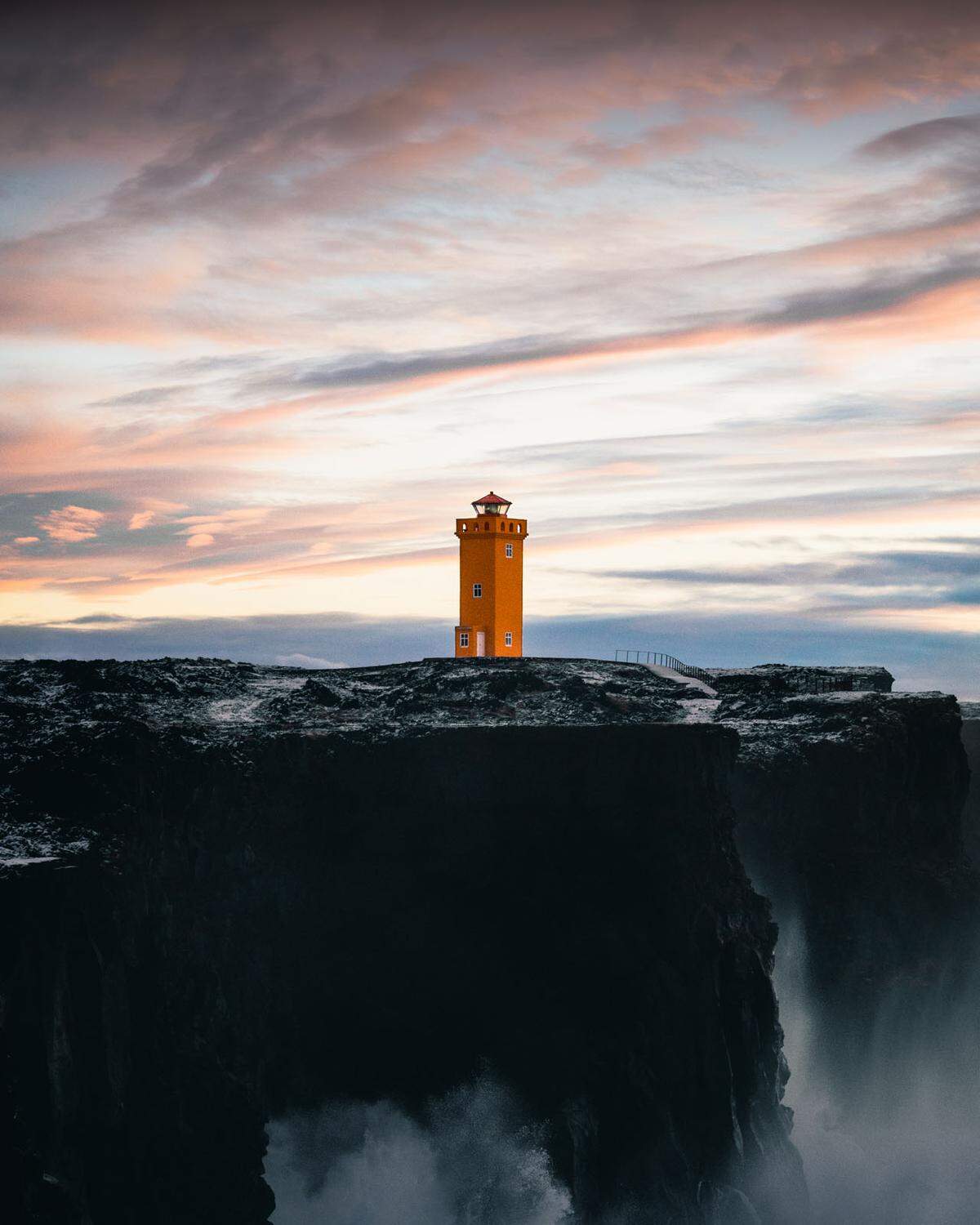 Tag und Nacht, Sonnenaufgang, leichte Brise oder starker Sturm. Ein Leuchtturm in Island, der, wie der Fotograf es beschreibt, "allen Elementen standhält".