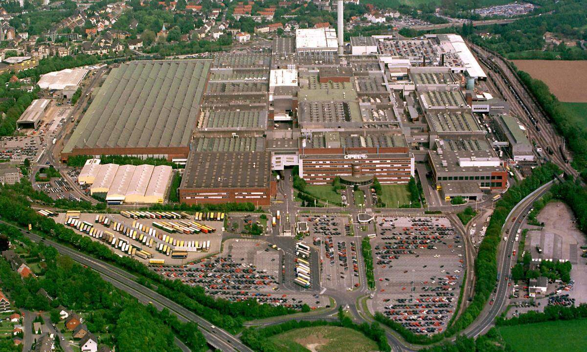1962 wird das Werk in Bochum eröffnet, es folgen weitere Werke in Kaiserslautern und nach der Wende in Eisenach. Zehn Jahre später hat Opel noch einen Marktanteil von 20,4 Prozent in Deutschland.
