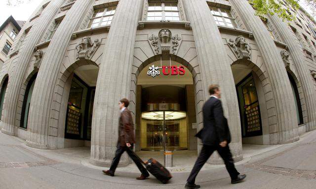 Im Zuge der Integration der Credit Suisse beginnt die Schweizer Großbank UBS kommenden Monat mit der Schließung von Filialen im Heimmarkt.