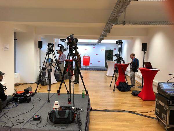 Auch im Medienzentrum in der Löwelstraße war eine halbe Stunde vor der ersten Hochrechnung noch fast gar nichts los.