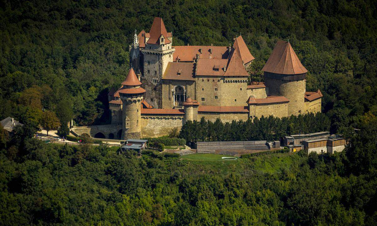 Das achtstündige Monumentalwerk, unter Regie von Ex-Spielberg-Regieassistent Sergio Mimica-Grezzan, spielt im mittelalterlichen England des 12. Jahrhunderts. Durch ihre außergewöhnliche Bauweise ist die Burg Kreuzenstein für solch historische Filme gerdezu prädestiniert. Neben der imposanten Burg wurde auch in Wien und auf der Burg Liechtenstein gedreht. Die Burg Kreuzenstein diente schon für viele Hollywood Produktionen als Kulisse, dazu gehören: "Die drei Musketiere", "Der letze Tempelritter" oder "Shadow of the Sword".