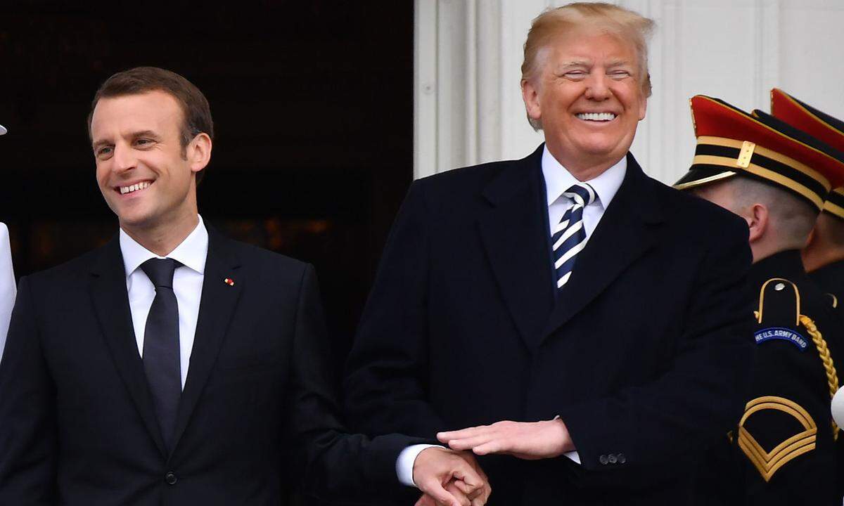 Macron hatte den US-Präsidenten und die First Lady im Sommer 2017 zu den Festivitäten des französischen Nationalfeiertags eingeladen. Trump soll sich am Bastille-Tag die Anregung für eine eigene Militärparade geholt haben, die er in Washington abhalten will.