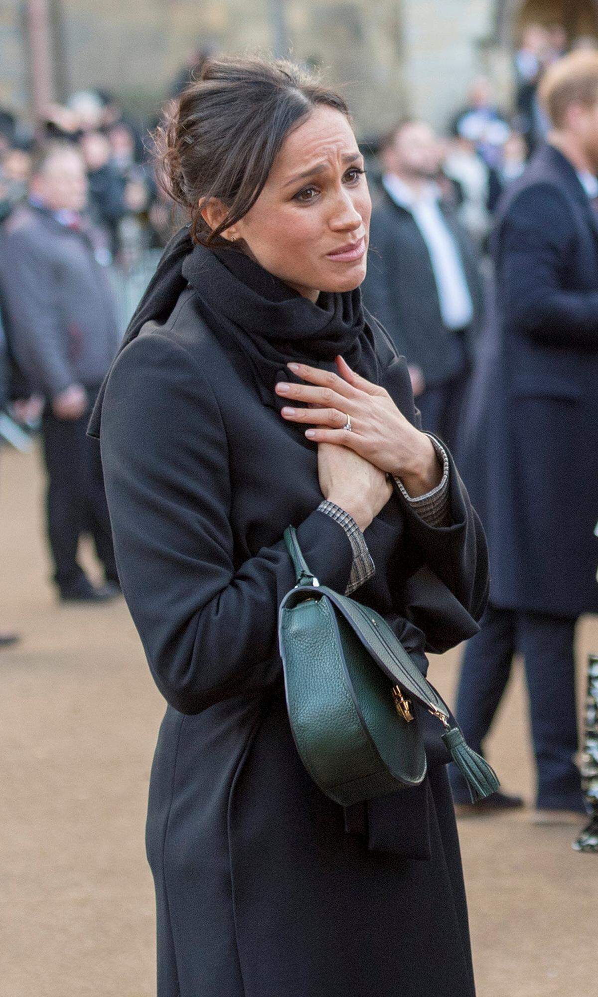 Denn nicht jeder darf einem Mitglied der Königsfamilie die Hand reichen. Clutches - also Taschen ohne Tragriemen - sind daher ein eleganter Weg, ungewolltes Händeschütteln zu umgehen und lieber gesehen als Tote-Bags. Eine Modelektion, auf die die Princess-to-be, Meghan Markle, noch nicht viel hält.