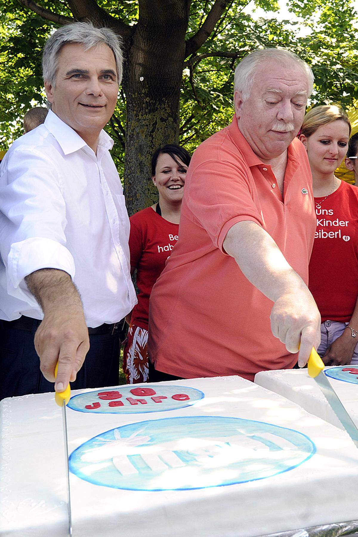 Noch vor der offiziellen Eröffnung um 18 Uhr schnitten Bundeskanzler Werner Faymann und Bürgermeister Michael Häupl den Jubiläumskuchen an und gaben dabei die eine oder andere Donauinselfest-Erinnerung zum Besten.