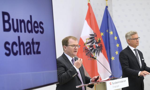 OeBFA-Chef Markus Stix und Finanzminister Magnus Brunner bei der Präsentation des neuen Bundesschatzes. 