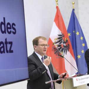 OeBFA-Chef Markus Stix und Finanzminister Magnus Brunner bei der Präsentation des neuen Bundesschatzes. 