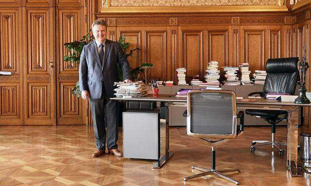Wiens Bürgermeister, Michael Ludwig (SPÖ), im neuen Büro, sparsam möbliert, ohne Teppich, sodass das Holz von Parkett und Vertäfelung zur Geltung kommt. 