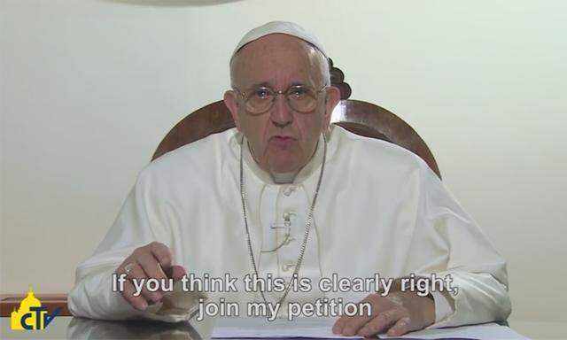 Papst Franziskus fordert mehr Einsatz für Frauenrechte.