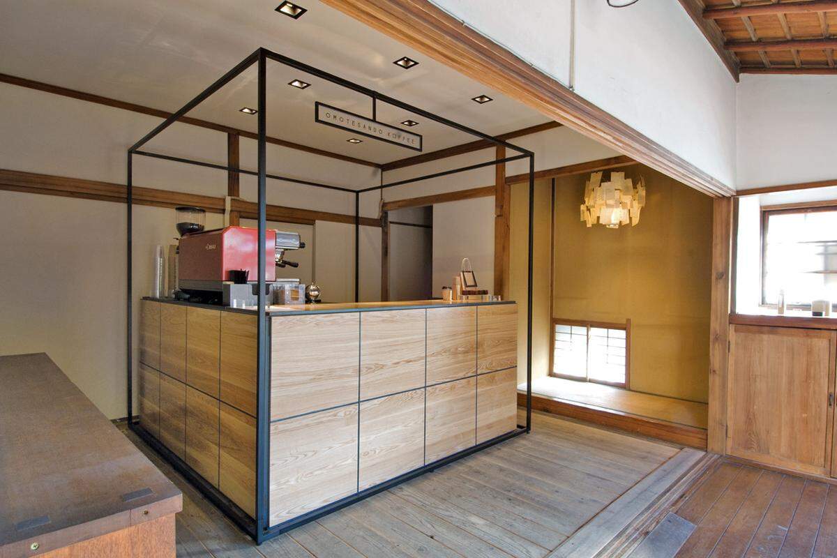Kaffee trinken im Teeland Japan: mittlerweile ein Riesentrend, dem man dort mit durch die Holzbank anderen ästhetischen Mitteln begegnet als bei uns. Hier ein Entwurf, angelehnt an Teepavillons. Omotesando Koffee, Tokio.