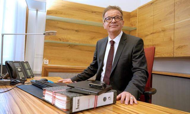 Sozialminister Rudolf Anschober (Grüne) an seinem neuen Schreibtisch