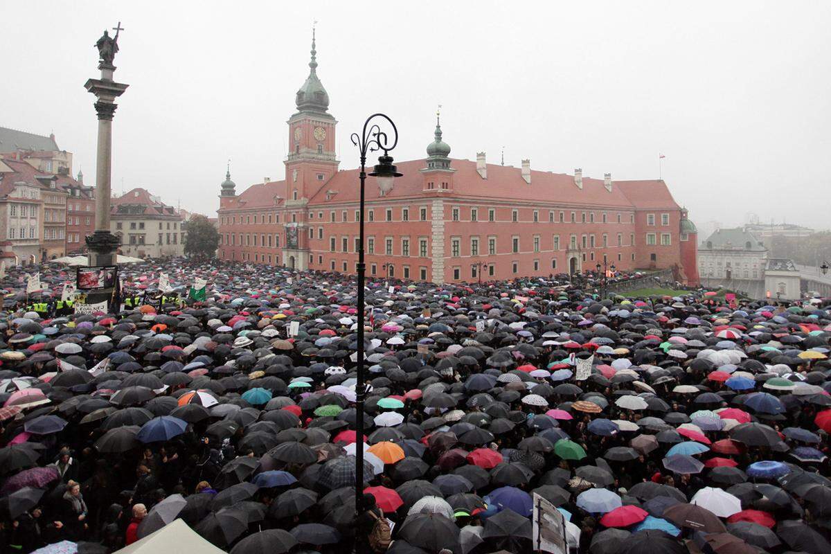 "Czarny Protest" (Schwarzer Protest": Zehntausende schwarzgekleidete Polinnen haben am Montag in den großen Städten des Landes (im Bild: das Warschauer Königsschloss) wie Warschau, Posen, Katowice und Breslau aber auch in kleineren Orten gegen ein geplantes vollständiges Verbot von Abtreibung demonstriert.  