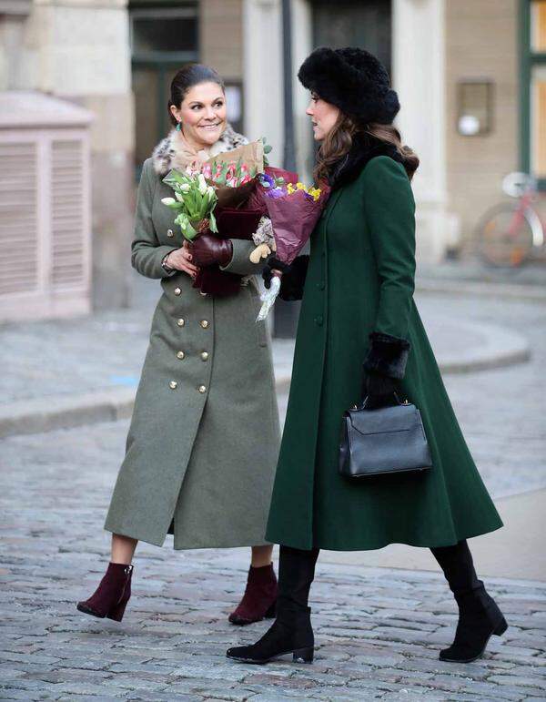 Den Mantel selbst kannten wir schon von ihrer royalen Visite  in Stockholm. Dort machte die Herzogin auch mit Babybauch eine sportliche Figur ...