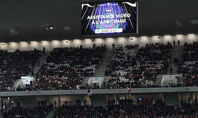 Anzeige "Videobeweis" bei Cupspiel in Frankreich