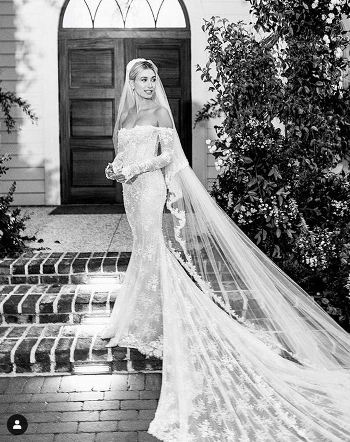 Eine Woche nach der Hochzeit von Justin Bieber und Hailey Baldwin in South Carolina hat das Model nun auf Instagram mehrere Fotos des Paares veröffentlicht. In Szene gesetzt wurde dabei auch das Brautkleid der 22-Jährigen, das von Virgil Abloh, Designer von Off-White und der Männerkollektion von Louis Vuitton, entworfen wurde.