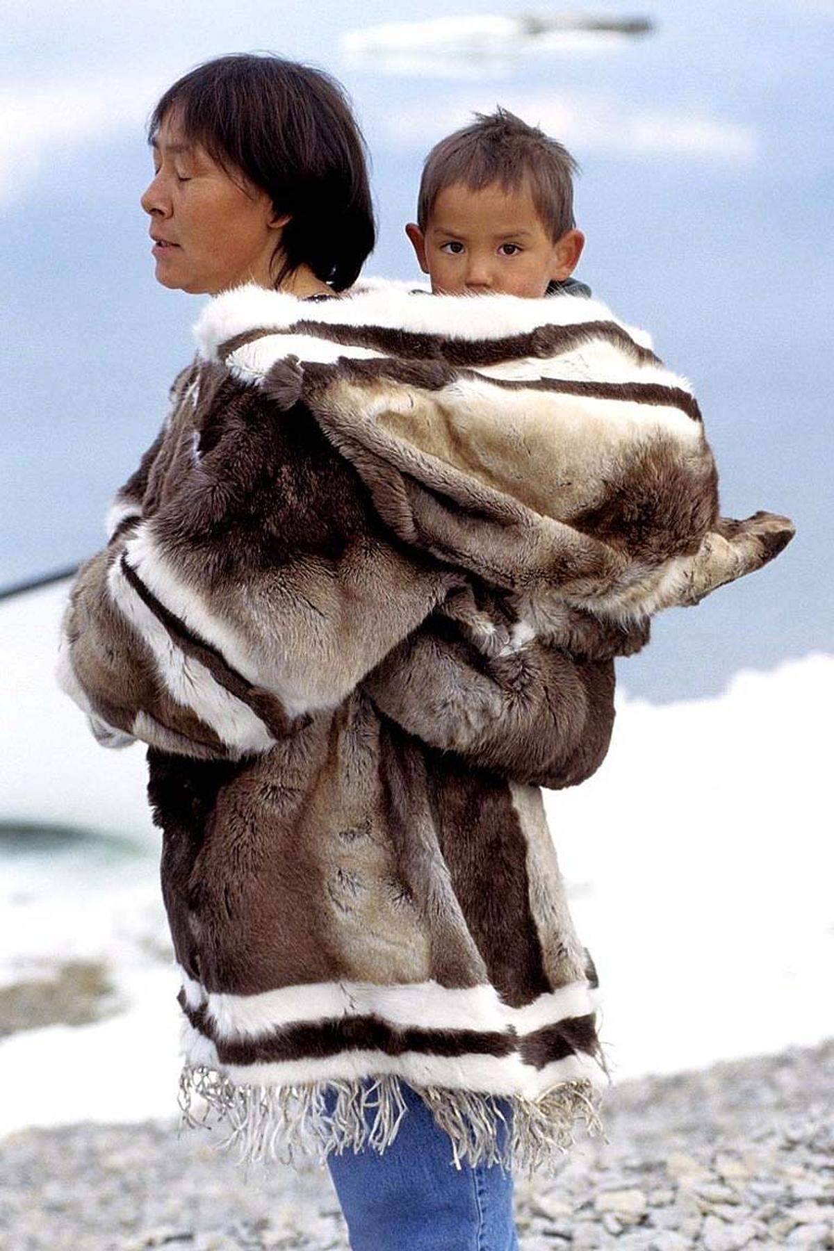Inuit-Babys werden für die ersten ein oder zwei Jahre ihres Lebens von ihren Müttern in einem amautik getragen. Traditionell wurde ein amautik aus Karibufell gemacht, wobei das Fell nach innen zeigte damit das Baby in dessen Polsterung und Wärme lag. Heute werden sie auch aus Düffel und anderen Materialien hergestellt.