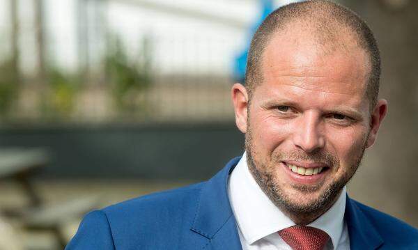 Die flämischen Nationalisten streben ein "völlig unabhängiges Flandern" als Fernziel an. Migrationsminister Theo Francken von der nationalistischen N-VA, die seit 2014 in der belgischen Föderalregierung sitzt, lobt die Katalanen und erklärt: "Die N-VA will keine Revolution und beabsichtigt keine Abspaltung." Sie will, dass die belgische Regierung schrittweise Kompetenzen an die Regionalregierungen und an Europa überträgt und sich somit überflüssig macht.