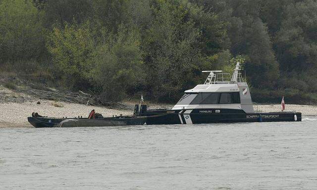 Das gekenterte Bundesheer-Boot befestigt an einem Boot der Schifffahrtsaufsicht. 
