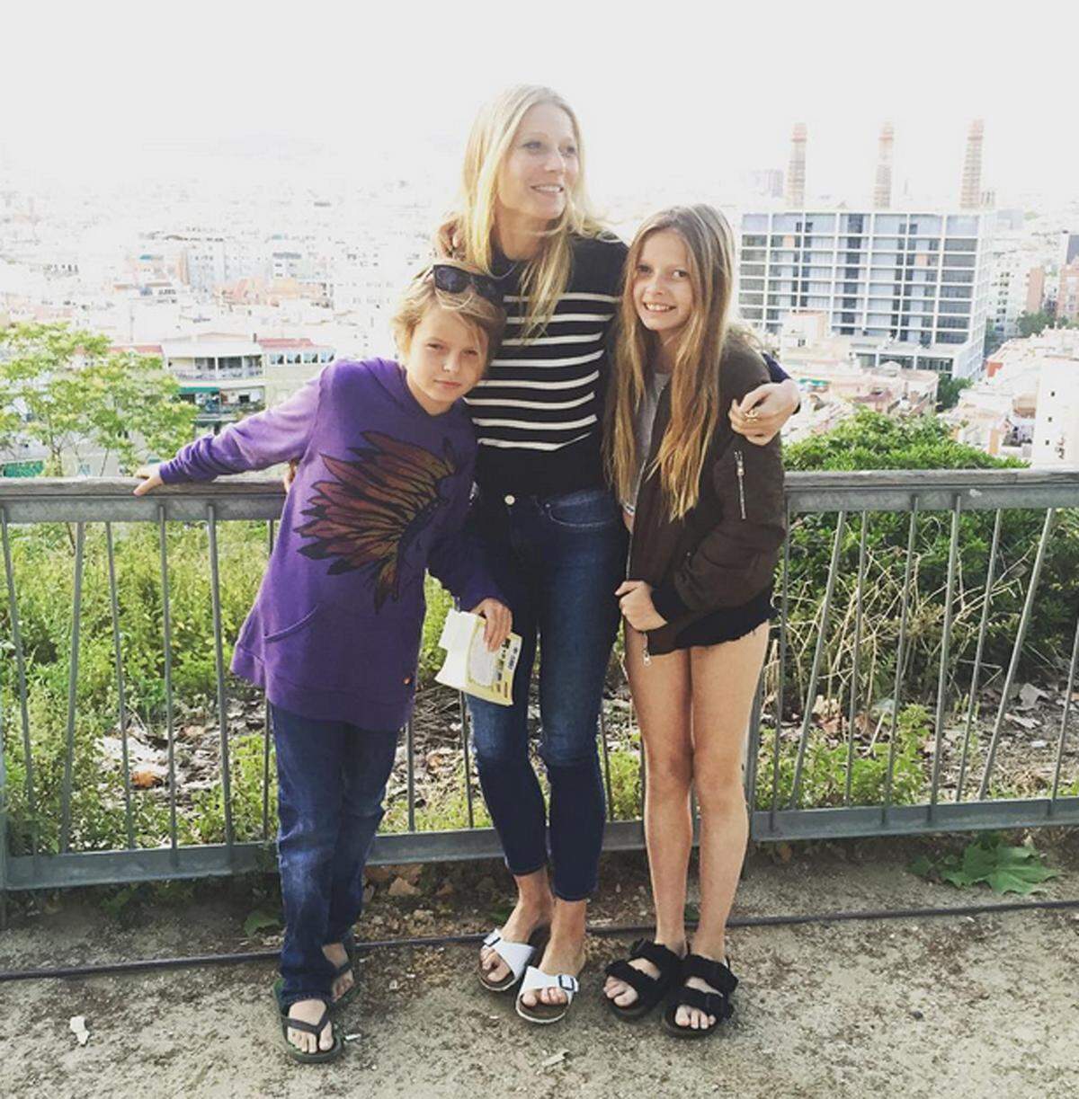 Gwyneth Paltrow besuchte mit ihren Kindern Apple und Moses Barcelona.