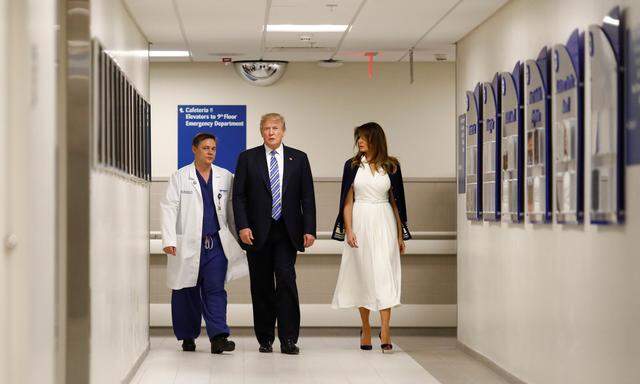 Trump und seine Frau Melania besuchten Überlebende in dem Spital Broward Health North in Pompano Beach