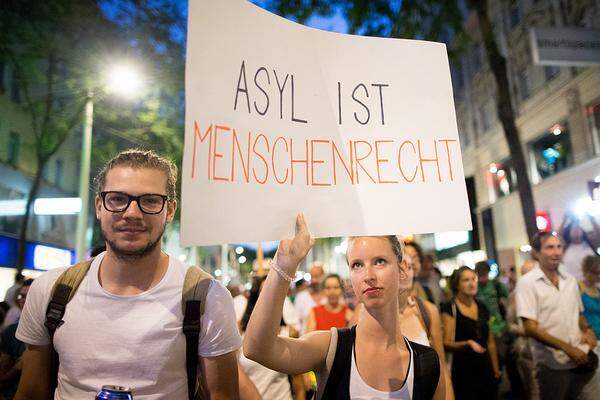 Ziel der Kundgebungsteilnehmer war nun Parlament, wo die Abschlusskundgebung stattfand. Dort wurde die Kundgebung gegen 21.30 Uhr beendet. 