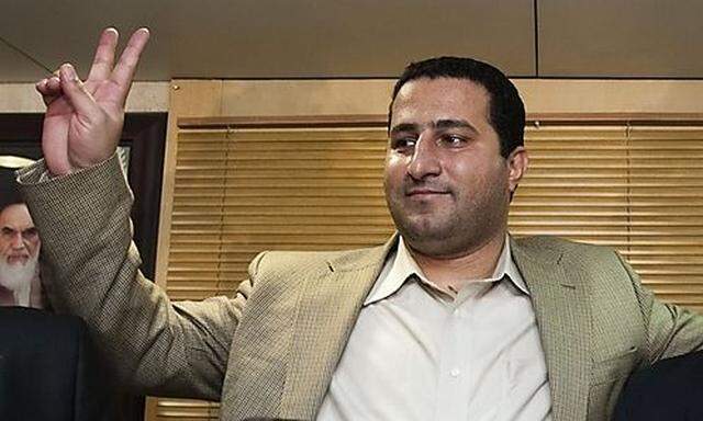 Iranian scientist Amiri  flashes the victory sign after a news conference at the Imam Khomini airport