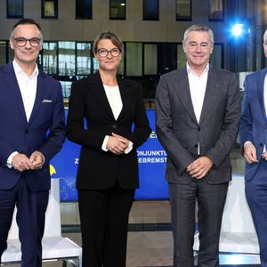 Wie wird sich die globale Wirtschaft 2024 entwickeln? Wann kommt ein Aufschwung und wie reagieren Unternehmen in ihrer Planung? – Darüber diskutierten (v. l. n. r.) Stephan Sielaff, Heinrich Schaller und Holger Bonin unter Moderation von Birgit Brunsteiner. 