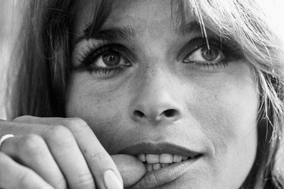 Nicht nur der Augenblick, sagt Horowitz, sei für ein gutes Bild entscheidend: „Wichtig ist, dass man überhaupt dranbleibt.“ Und dass der Fotografierte Vertrauen hat, nicht desavouiert zu werden.  Im Bild: Senta Berger im Atelier des Malers Hundertwasser.